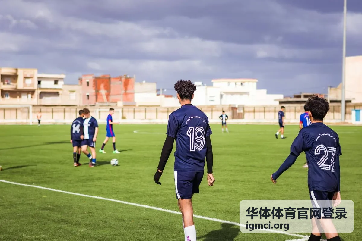 华体体育官网登录入口在电脑端与手机端的显示示意